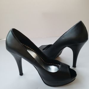 Women's SO brand black peep toe pumps Size 6